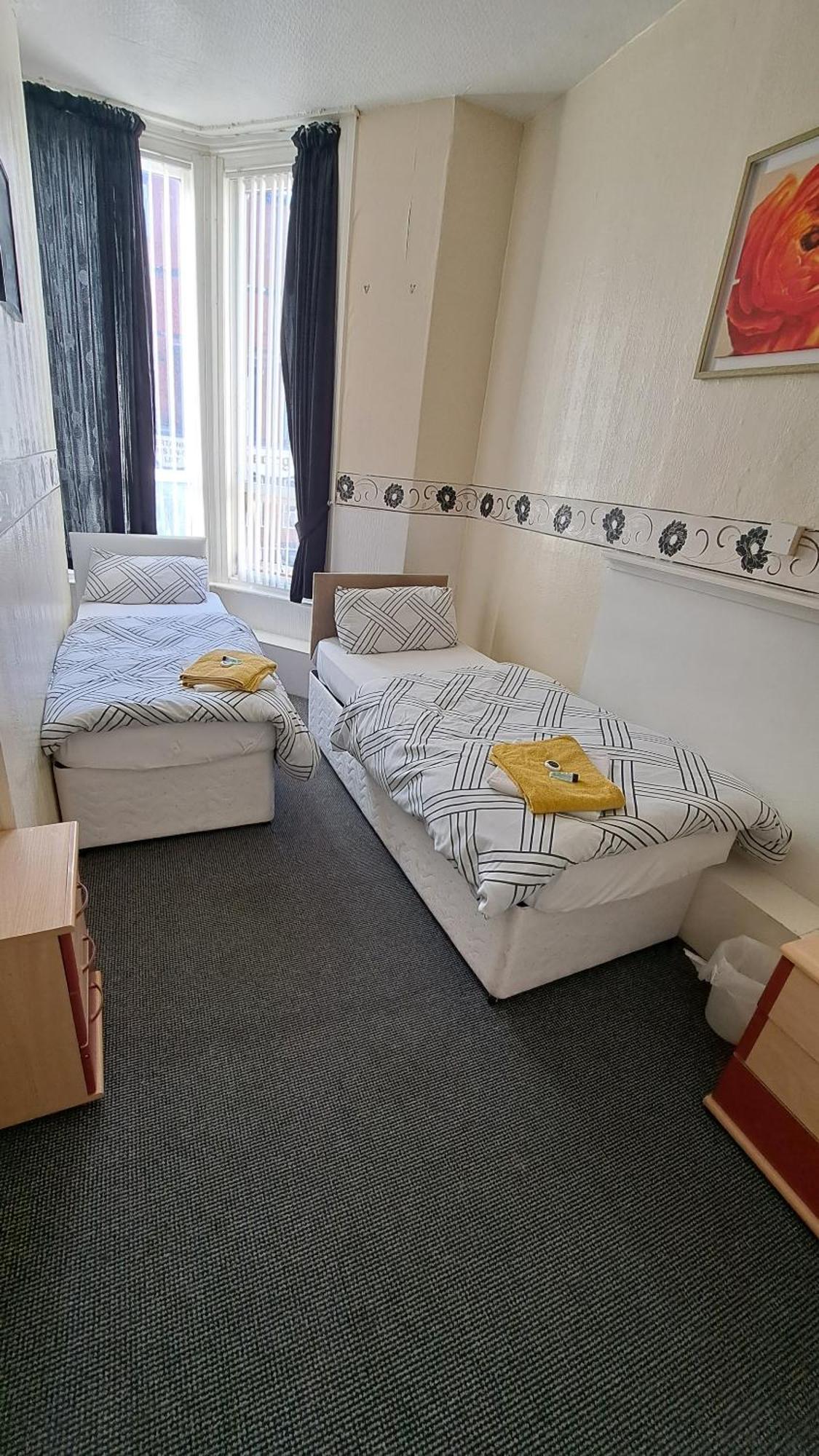 Fern Villa Hotel - Albert Road Blackpool Exteriör bild