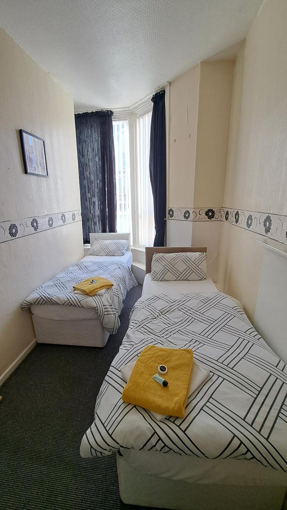 Fern Villa Hotel - Albert Road Blackpool Exteriör bild