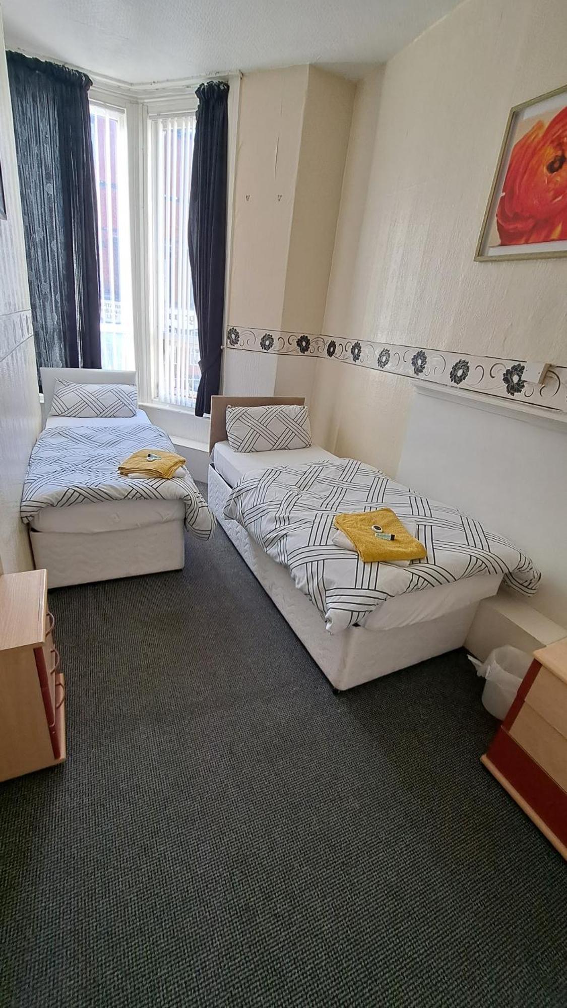 Fern Villa Hotel - Albert Road Blackpool Exteriör bild