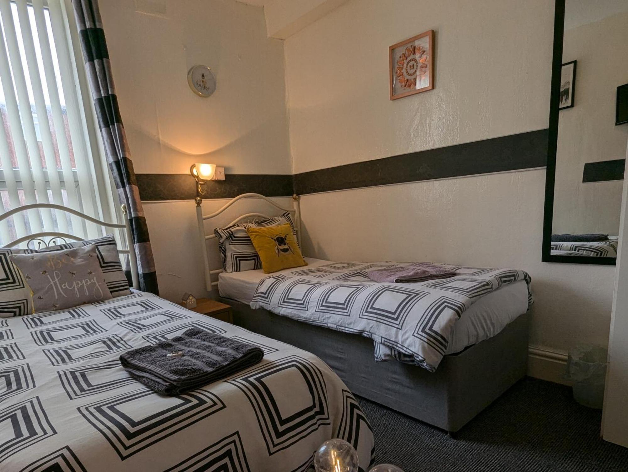 Fern Villa Hotel - Albert Road Blackpool Exteriör bild